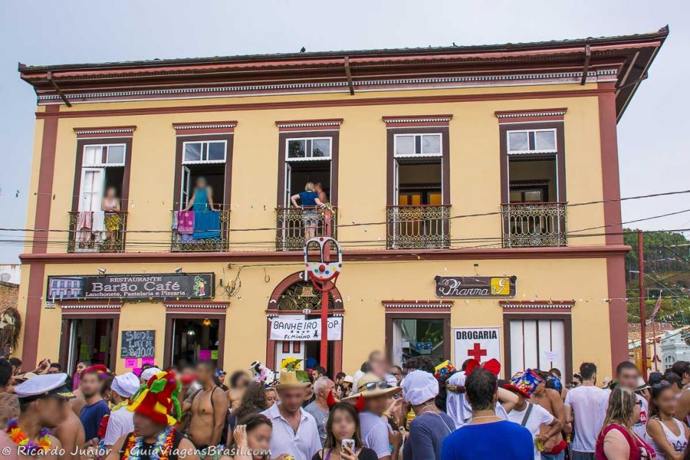 Imagem de turistas nas sacadas dos casarões em São Luiz do Paraitinga.